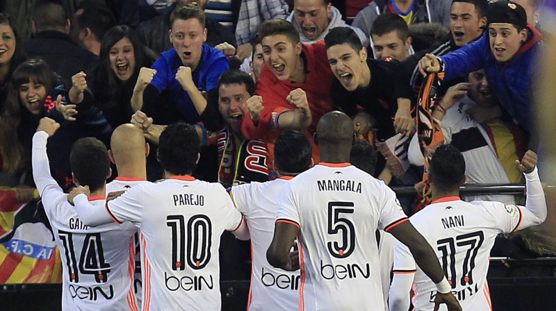 "Valencia" kopā ar līdzjutējiem atzīmē uzvaras vārtus
Foto: AFP/Scanpix