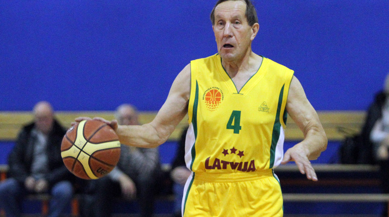 Maksibasketbolists Jānis Brunēvics šosezon spēlē trijās komandās - "Limbaži" (K60+), BK "Tukums" (K65+) un "Ogre" (K70+)
Foto: Renārs Buivids (RB32)
