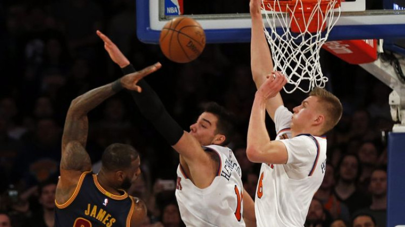 Lebrons Džeimss pret Villiju Ernangomesu un Kristapu Porziņģi
Foto: USA TODAY Network/Sipa USA/Scanpix