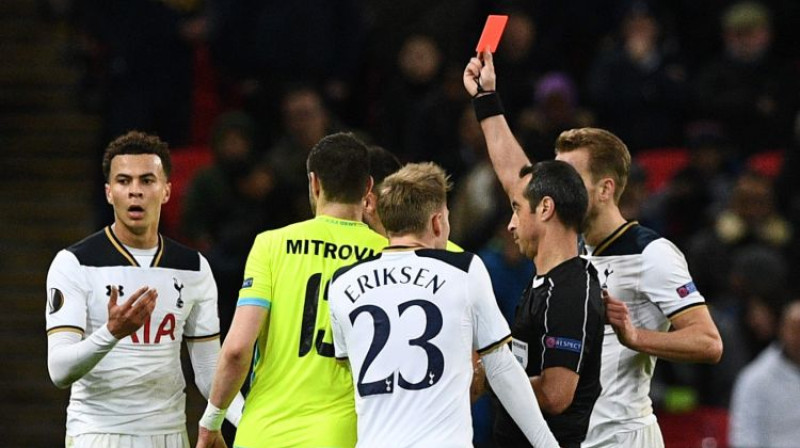Dele Ali saņem sarkano kartīti
Foto: AFP/Scanpix
