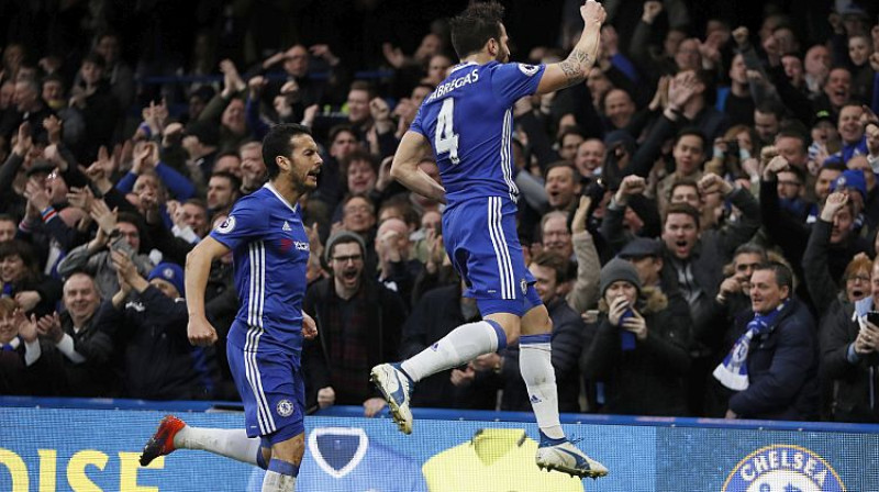 Pirmo vārtu autors Sesks Fabregass (pa labi) šodien aizvadīja izcilu maču
Foto: AP/Scanpix