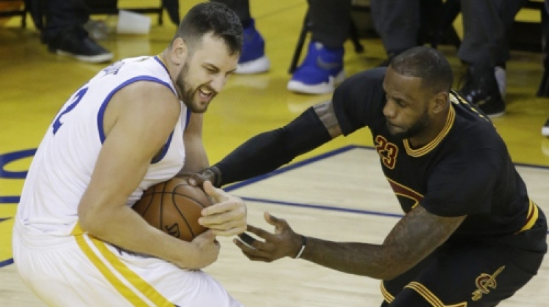 Endrjū Boguts pret Lebronu Džeimsu
Foto: AP/Scanpix