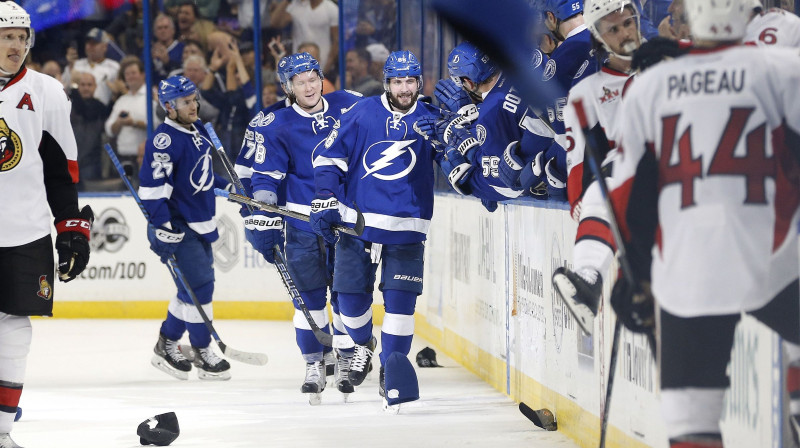 Ņikita Kučerovs komandas biedru un līdzjutēju uzmanības centrā
Foto: USA TODAY Sports/Sipa USA/Scanpix