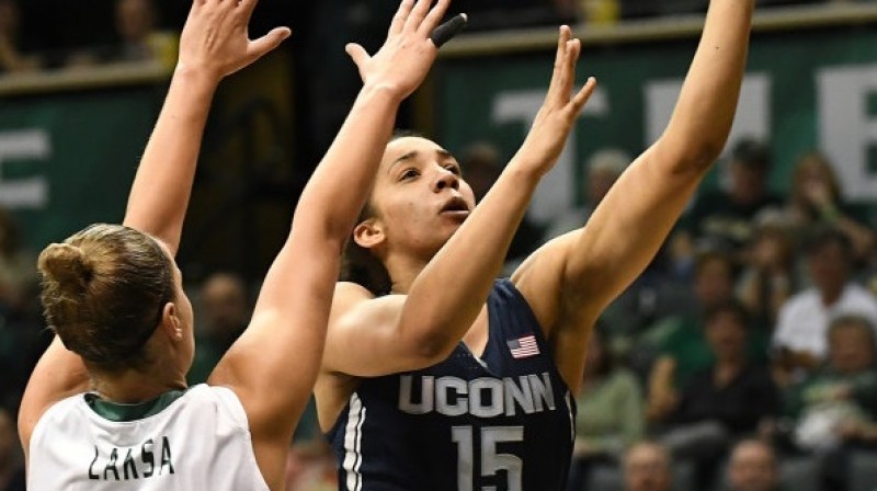 Kitija Laksa cīņā ar "UConn" spēlētāju Gabiju Viljamsu
Foto: UConn