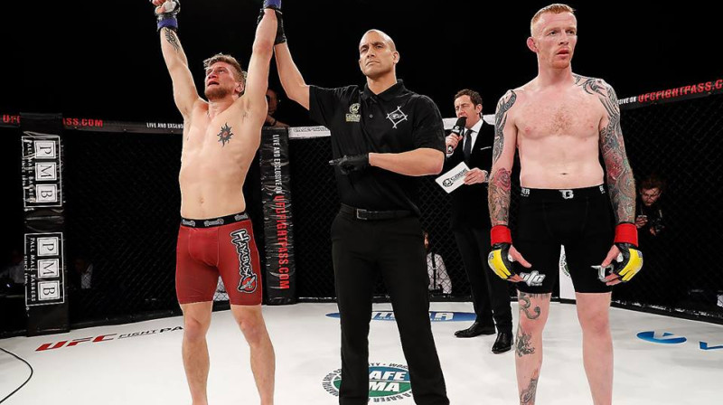 Aleksandrs Jakobsens (no kreisās) pēc uzvaras pār Timu Vaildu
Foto: Cage Warriors