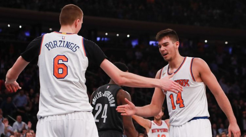 Kristaps Porziņģis un Villijs Ernangomess
Foto: AFP/Scanpix