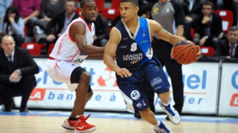 Alekss Gordons (pa labi) 
Foto: court-side.com