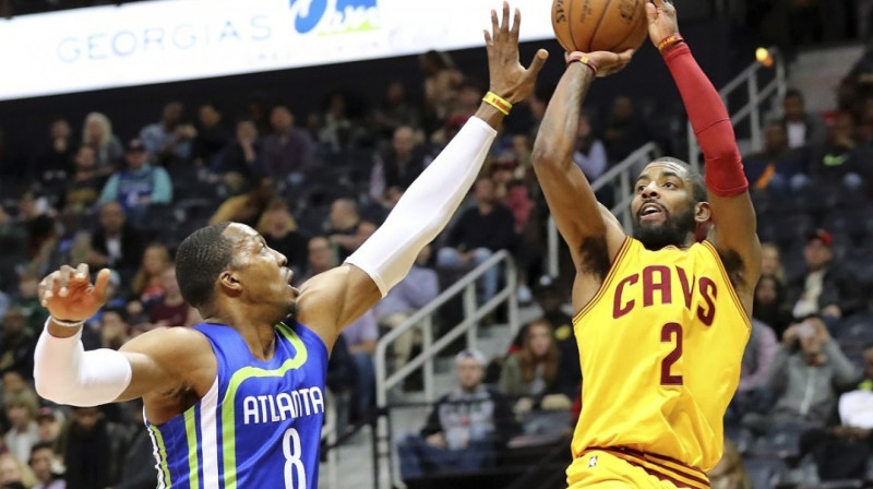 Kairijs Ērvings NBA rekorda kaldināšanā piedalījās ar pieciem tālmetieniem
Foto: Curtis Compton/Atlanta Journal/AP