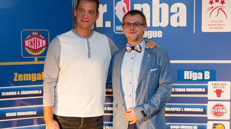 Gundars Vētra 2016. gada 3. novembrī kļuva par vienu no jr. NBA vēstnešiem, attēlā ar LBS pārstāvi Artūru Portnovu
Foto: Vladislavs Proškins, f64