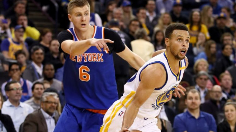 Kristaps Porziņģis cenšas panākt pēdējo divu sezonu MVP Stefenu Kariju
Foto: AFP/Scanpix