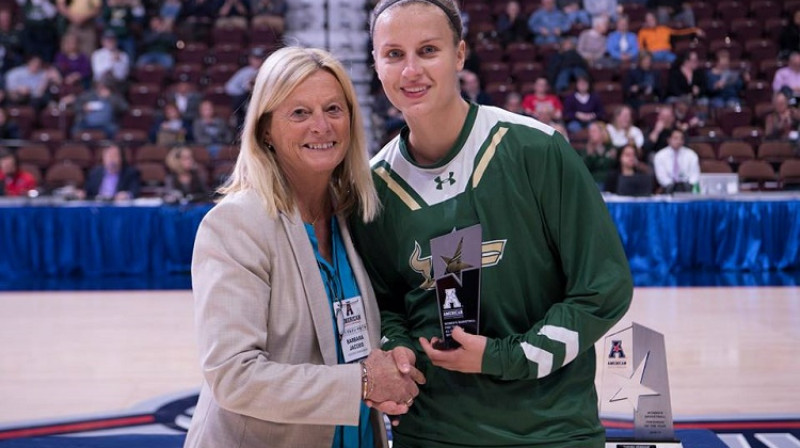 Kitija Laksa 4. martā, saņemot balvu par iekļūšanu "American" simboliskajā pieciniekā
Foto: American