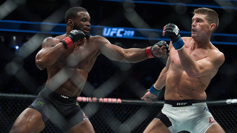 Tairons Vudlijs (no kreisās) divkaujā ar Stīvenu Tomsonu
Foto: ufc.com