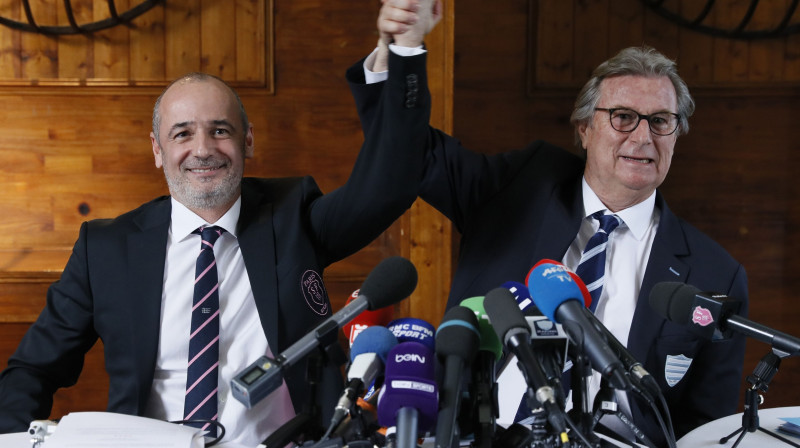 "Stade Francais" prezidents Tomass Savārs un "Racing 92" prezidents Džekijs Lorenzeti.
Foto: AFP/Scanpix