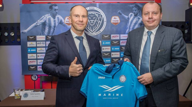 “Riga FC” ģenerāldirektors Aleksandrs Proņins un ”Marine Services Group” izpilddirektors Aleksandrs Abuzjarovs.
Foto: Zigismunds Zālmanis (Riga FC)