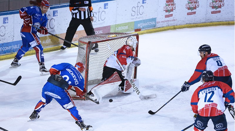 Artūrs Mickevičs (nr. 91) vārtu priekšā
Foto: http://www.lhcleslions.com/