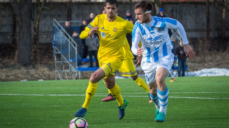 Ņikita Koļesovs steidz pakaļ Valērijam Šabalam
Foto: Zigismunds Zālmanis (Riga FC)