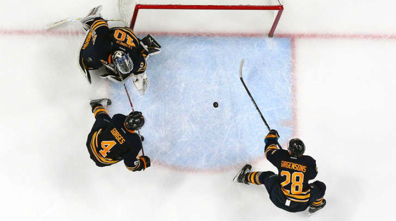 Zemgus Girgensons iemet savos vārtos
Foto: Bill Wippert / GettyImages, NHL