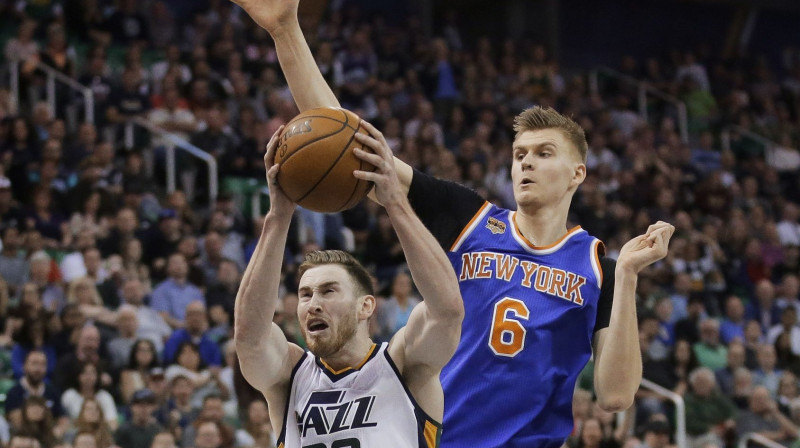 Kristaps Porziņģis pret vienu no "Jazz" līderiem Gordonu Heivordu
Foto: AP/Scanpix