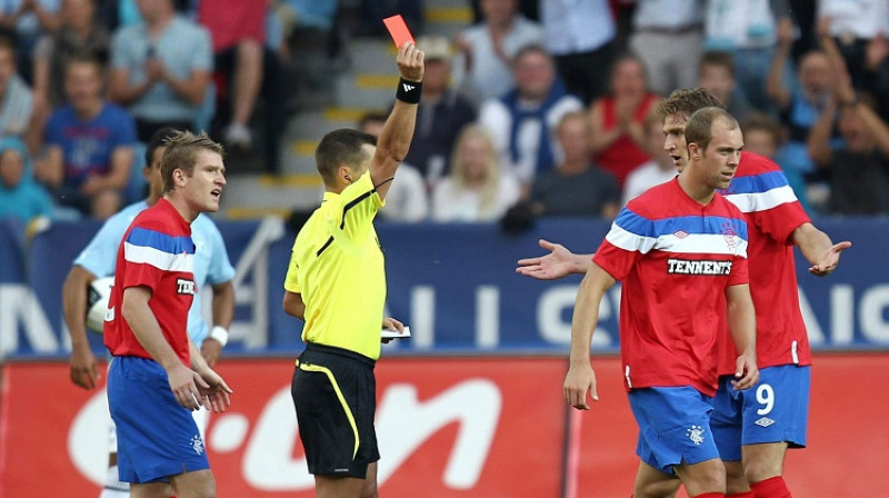 Vladislavs Bezborodovs noraida "Rangers" futbolistu Stīvenu Vitakeru Čempionu līgas kvalifikācijas spēlē, kurā skotu klubs tikās ar "Malmo"
Foto: AFP/Scanpix