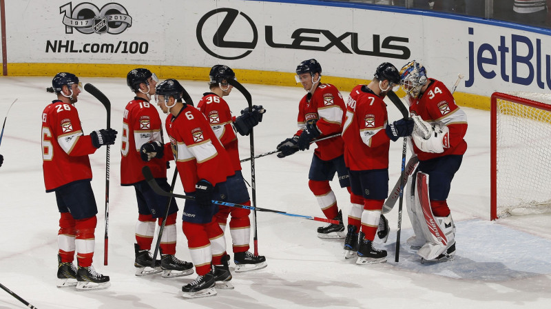 Floridas "Panthers" vārtsargs Džeimss Reimers saņem komandas biedru apsveikumus
Foto: AP/Scanpix