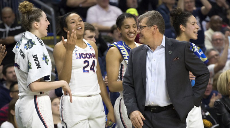 Džīno Oriemma (Geno Auriemma) un "UConn" spēlētājas
Foto: UConn