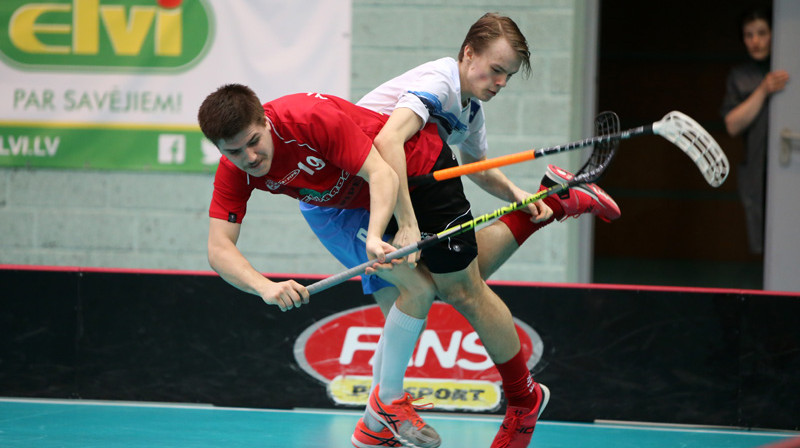Lielvārdietis Toms Akmenļauks šodien bija neapturams - 4 (2+2) punkti, tostarp arī uzvaras vārti
Foto: Ritvars Raits, floorball.lv