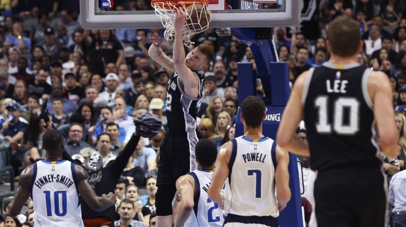 Dāvis Bertāns triec bumbu grozā no augšas
Foto: USA Today Sports / Scanpix
