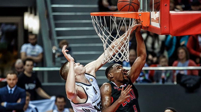 Iļja Gromovs un Kevins Džounss 
Foto: lokobasket.com