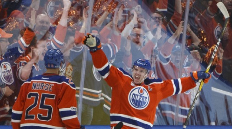 Edmontonas "Oilers" kapteinis Konors Makdeivids svin vārtu guvumu
Foto: AP/Scanpix