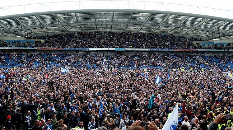 ''Brighton'' fanu pūļa invāzija laukumā pēc uzvaras šodienas mačā
Foto: PA/Scanpix