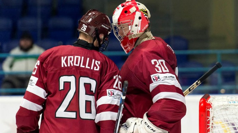 Latvijas U-18 izlases aizsargs Niks Krollis (nr. 26) un vārtsargs Niklavs Rauza (nr. 30)
Foto: http://u18worlds2017.iihf.com