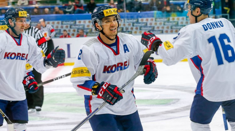 Dienvidkorejas hokejisti svin vārtu guvumu.
http://wmia2017.iihf.com/