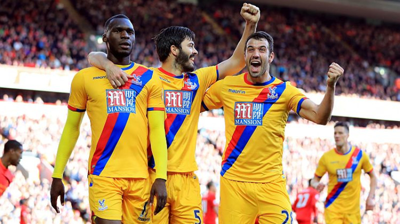 Kristians Benteke (pa kreisi) gūtos vārtus atzīmēja ar ''vēsu galvu''
Foto: PA/Scanpix