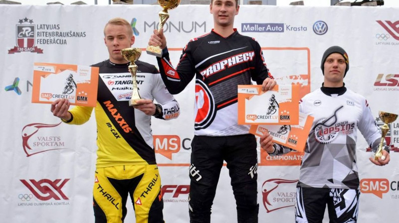 Helvijs Babris (pa vidu) jauno "SMScredit.lv BMX čempionāta" sezonu sāk ar uzvaru.
Foto: Aivars Austers