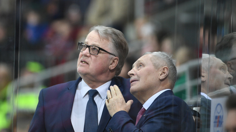 Guntis Ulmanis un Juris Savickis 
Foto: Romāns Kokšarovs, Sporta Avīze, f64