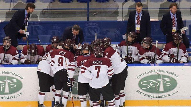 Latvijas U-18 izlases treneris (spēlētāju vidū) Igors Smirnovs
Foto: http://u18worlds2017.iihf.com/