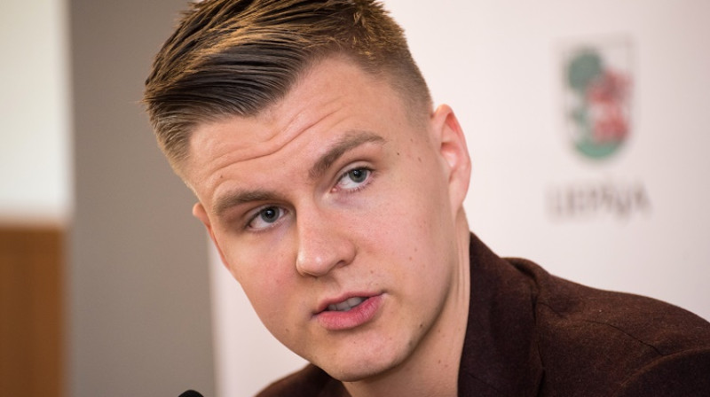 Kristaps Porziņģis preses konferencē Liepājas Olimpiskajā centrā 2017. gada 24. aprīlī
Foto: Vladislavs Proškins, f64