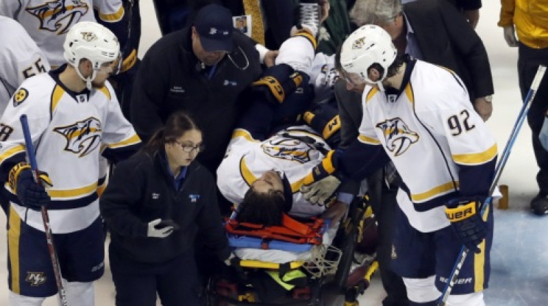 Kevins Fiala tiek novests no laukuma
Foto: AP/Scanpix