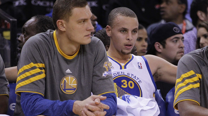 Andris Biedriņš un Stefens Karijs
Foto: AP / Scanpix
