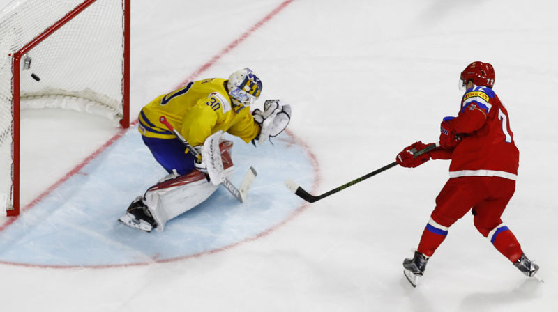 Artēmijs Panarins pārspēj Viktoru Fastu, gūstot uzvaras vārtus "bullīšu" sērijā.
Foto: Reuters/Scanpix