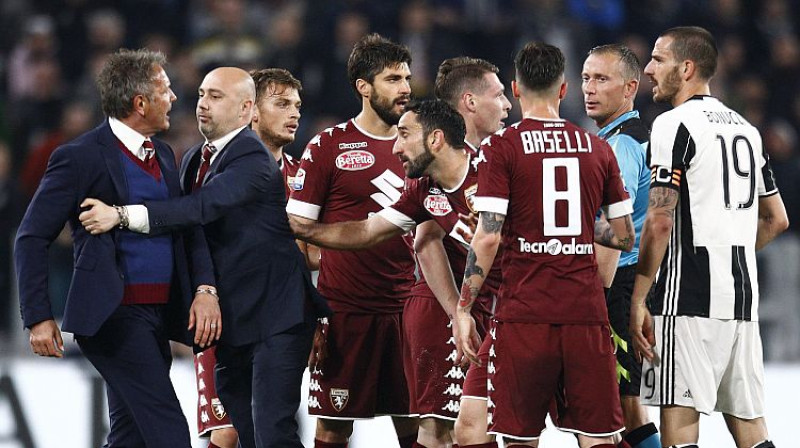 "Torino" treneris Mihajlovičs (pa kreisi) dodas kārtot attiecības ar mača galveno tiesnesi
Foto: LaPresse/Scanpix