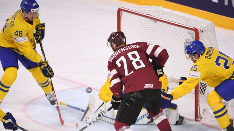 Zemgus Girgensons spēlē pret Zviedriju
Foto: Romāns Kokšarovs/F64