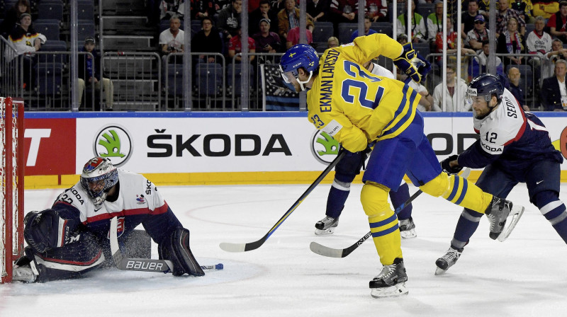 Olivers Ēkmans-Lāšons gūst otros vārtus šajā spēlē.
Foto: AP/Scanpix