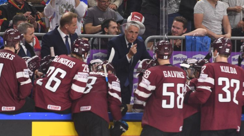 Bobs Hārtlijs un Latvijas izlases hokejisti
Foto: Romāns Kokšarovs/F64