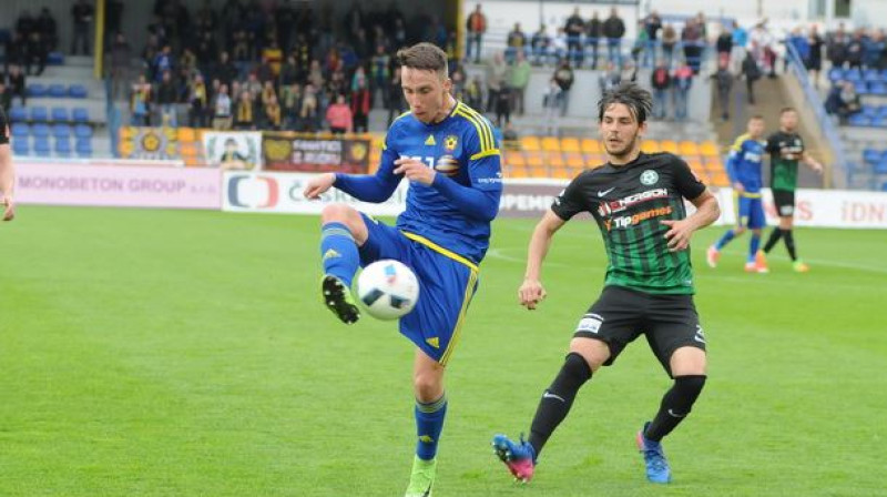 Dāvis Ikaunieks ar bumbu 
Foto: FC Vysočina Jihlava Facebook