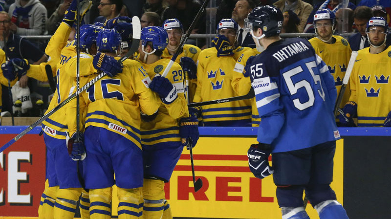 Zviedrijas komanda priecājas pēc Jona Klingberja gūtajiem vārtiem otrā perioda ievadā. 
Foto: Reuters/Scanpix