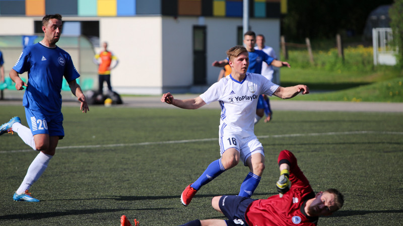 Daugavpilietis Edgars Urbāns (#16) gūst savus otros vārtus mačā pret FK "Ogre"
Foto: Ritvars Raits