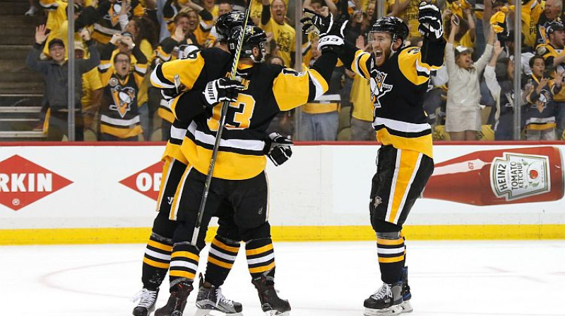 Pitsburgas ''Penguins'' atzīmē Braiena Rasta vārtu guvumu
Foto: AFP/Scanpix