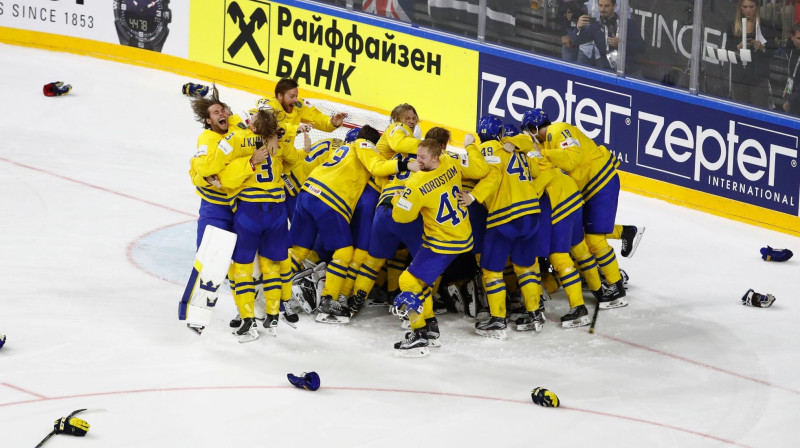 Zviedrijas izlase līksmo par zelta medaļām
Foto: AFP/Scanpix