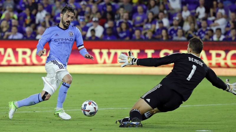 Davids Vilja apspēlē pretinieku vārtsargu, lai gūtu savus otros spēles vārtus un sezonas astotos.

Foto: EPA/Scanpix